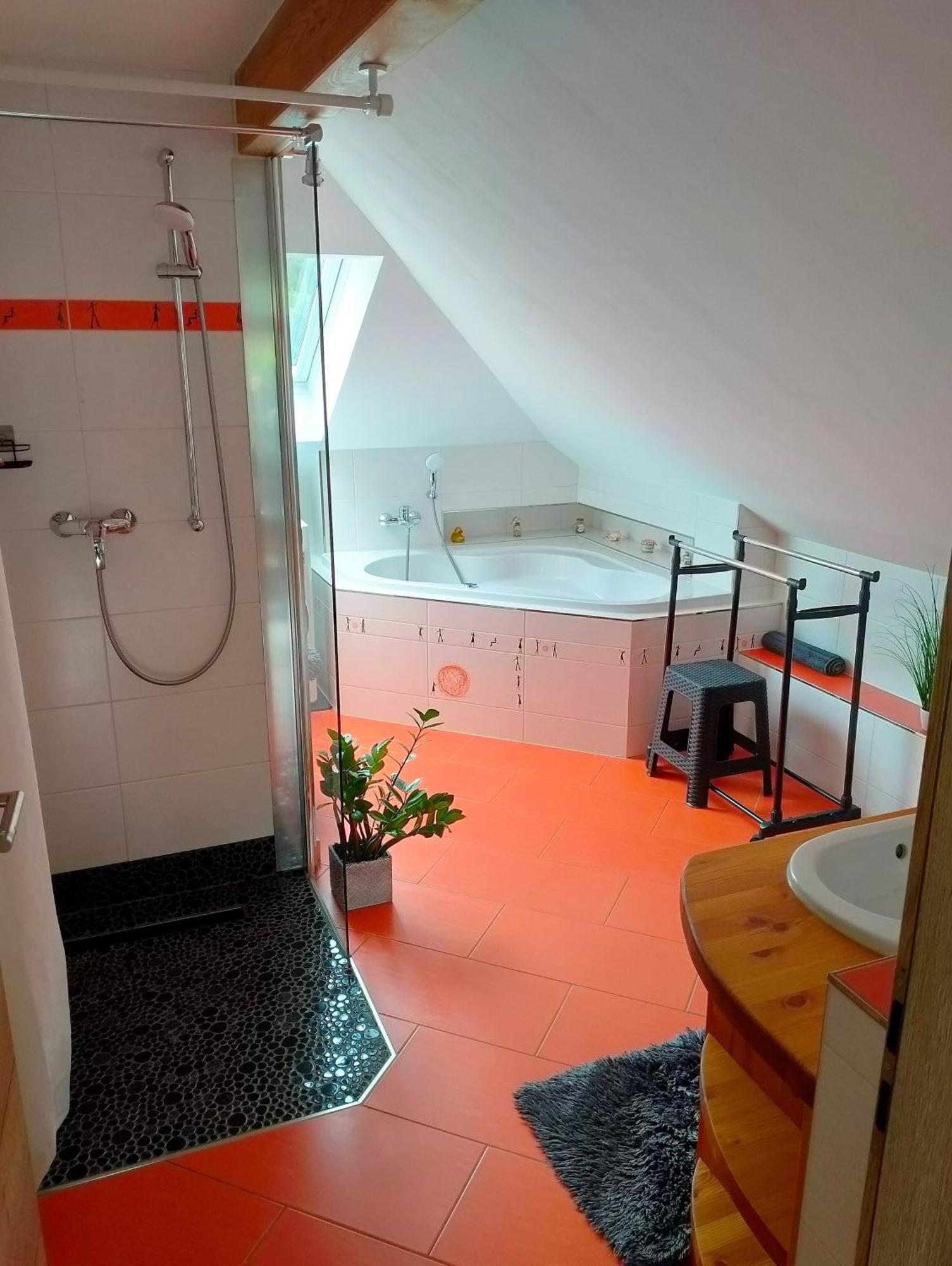 Ferienwohnung Am Waldesrand - Garten, Terrasse, Grill, Luftkuehler, Massagesessel, Kinderspielecke, Spielekonsole Котбус Екстериор снимка